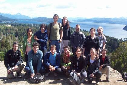 Los alumnos de la Beca de Verano 2013 posan de espaldas a una de las vistas más lindas del país, en Bariloche