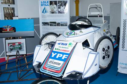 Los alumnos de la Escuela de Educación Secundaria Técnica de Avellaneda realizaron, junto con estudiantes de otras instituciones técnicas bonaerenses que participan del Desafío Eco, esta réplica del BT 44, el legendario monoplaza diseñado por Gordon Murray con el que el santafesino obtuvo su primera victoria en Sudáfrica 1974.
