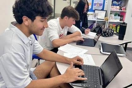 Estudiantes beneficiarios de DACA, hijos de inmigrantes o latinos de primera generación pueden aplicar a esta beca con solo compartir su historia y desempeño académico