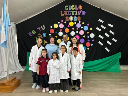 Los alumnos de la primaria junto a sus dos docentes