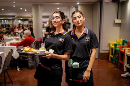 Los alumnos de quinto año atienden las mesas.