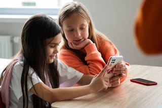 Por qué un colegio decidió prohibir el celular a los chicos hasta los 13 años