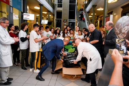 Los alumnos del colegio Instituto Modelo Parque Barón, de Lomas de Zamora, hacen entrega del auto a control remoto