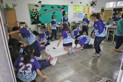Los alumnos del colegio Saperi ralizando una activiad en clase