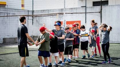 Los alumnos ejercitan durante dos horas y luego comparten una merienda. Es en ese momento donde se generan los vínculos