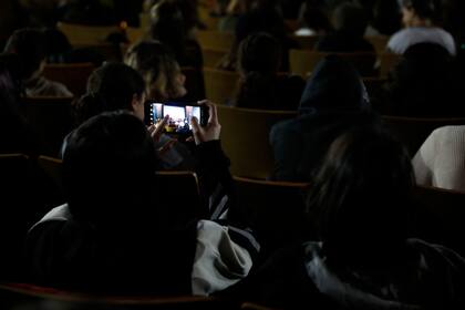 Los alumnos miraron la película con atención y aplaudieron fuerte al final