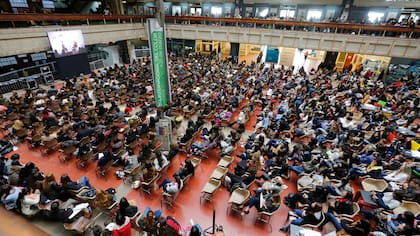 Los alumnos presenciaron la charla de Gaultier en el Aula Magna de la FADU y también desde el patio principal y los balcones