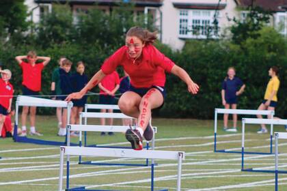 Los alumnos pueden elegir fútbol, rugby, hockey, atletismo, cricket, golf (el campo es de 9 hoyos), squash, tenis, básquet y esquí, entre muchas otras disciplinas.