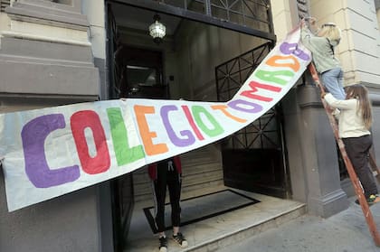 Los alumnos quieren ser recibidos por las autoridades para dar marchar atrás la designación del docente acusado de pornografía infantil