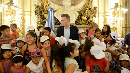 Los alumnos se sacaron fotos y conversaron con Mauricio Macri durante una visita por Casa de Gobierno