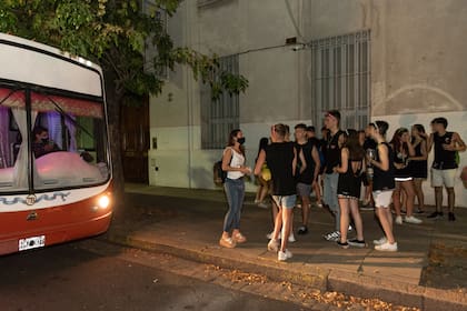 Los alumnos se trasladan hacia sus colegios en micros