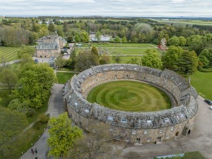 Los alumnos, separados en dos alas, duermen en la misma residencia estudiantil desde los inicios del colegio; el edificio es conocido por el nombre de Round Square por su forma circular