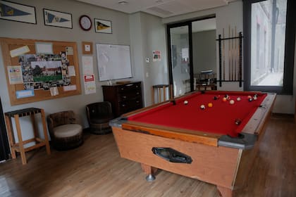 Los alumnos tienen salas de ping-pong y pool para los tiempos de ocio