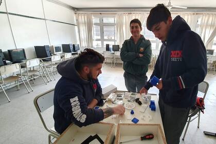 Los alumnos trabajan con kits Ultimate 2.0 de Makeblock, una impresora 3D y además cuentan con los materiales para poder armar un robot con un sensor de humedad del suelo y riego automático