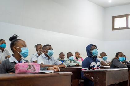 Los alumnos usan mascarillas en su salón de clases en la escuela Reverend Kim, en Kinshasa el 10 de agosto de 2020, tras la reanudación de las clases después del cierre por el coronavirus
