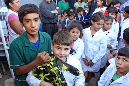 Los alumnos van con guardapolvos a las clases que comienzan a las dos de la tarde