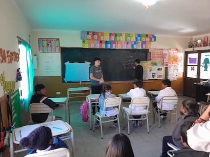 Los alumnos viajaron a Salta para explicar cómo funciona el kit