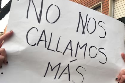 Los alumnos y sus familias se manifestaron hoy en la puerta del colegio