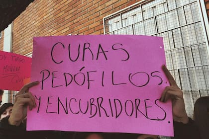Los alumnos y sus familias se manifestaron hoy en la puerta del colegio