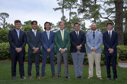 Los amateurs participantes escoltan a Fred Ridley, el titular del Masters