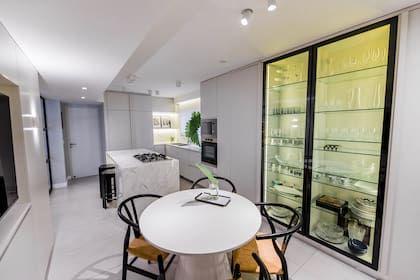 "Los ambientes, cargados de historia y escenas compartidas, adquieren nuevas escalas: se vuelven demasiado grandes o silenciosos"