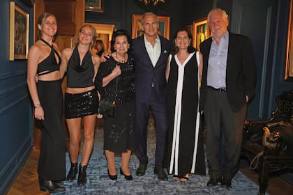 Los ambientes de la casa están pintados en distintos colores. Arriba:
en la entrada (en azul) se lo puede ver a Javier posando con parte de
su familia: su madre, Bibi Green, su hermana María Inés Iturrioz y su
cuñado, Eduardo O’Toole. A la derecha de ellos, sus sobrinas, Inés y
Carolina, que no se pierden los eventos de su adorado tío