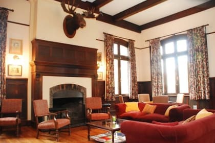 Los ambientes del Club House del Hurlingham Club tienen un claro clima británico