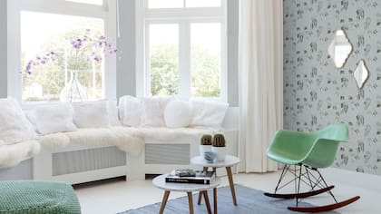 Los ambientes que tengan un mirador pueden decorarse con colores claros. De ese modo, se ampliará ópticamente el espacio. Crédito: Rasch / Deutsches Tapeten-Institut / dpa-tmn