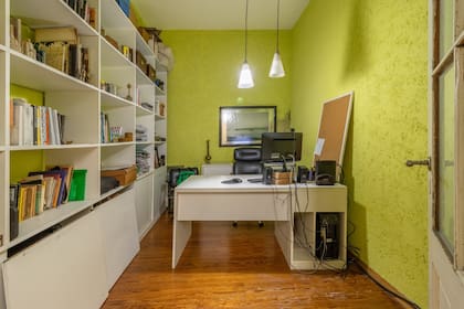 Los ambientes sin ventanas ni luz natural pueden aprovecharse para que su decoración sea la protagonista del espacio