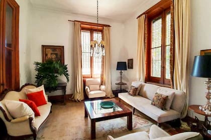 Los ambientes son siete y todos cuentan con carpinterías, herrajes y luminarias originales de fines del siglo XIX