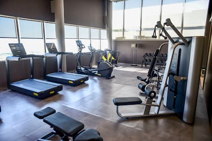 Los amenities incluyen un gimnasio y un Health Club