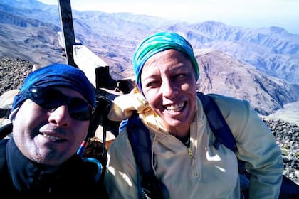 Los amigos Analía Ibáñez Sierra (47) y Miguel Toledo (45) llegaron a la cima del Pacuy a las 15, del domingo 16 de agosto