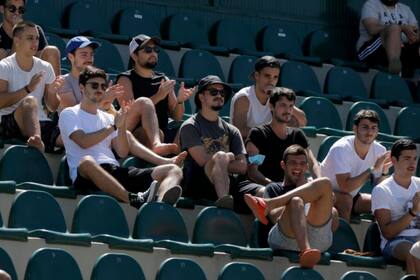 Los amigos de Francisco Cerúndolo, en una tribuna del Buenos Aires Lawn Tennis Club.