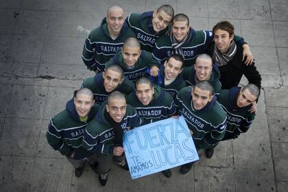 Los doce amigos de Lucas Casor que se raparon la cabeza en solidaridad, juntos con su preceptor de sexto año