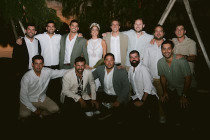 Los amigos del Newman de Mateo. Arriba: Marcos Bollini, Mateo Vivequin, los novios, Pepe Pena, Nicolás Achaval, Mateo Segura y Santiago Gutierrez Taboada. Abajo: Santiago Pasman, Carlín Uranga, Quinto Pereyra Iraola, Pablo Urtubey y Manuel De La Arena.