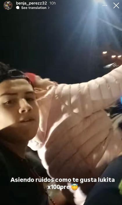 Los amigos lo despidieron con ruidos de moto.