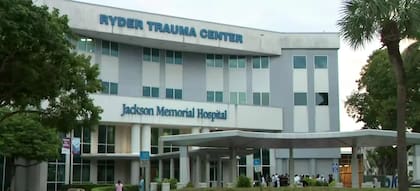 Los amigos y familiares de El Taiger se reunieron a las afuera del hospital Jackson Memorial a la espera de novedades sobre su estado de salud