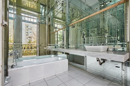Los amplios baños reciclados y con balcón