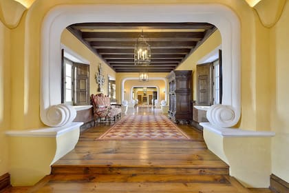 Los amplios pasillos de Zorro Ranch, una mansión de 3000 metros cuadrados cubiertos en el desierto de Texas (foto: realtor.com)