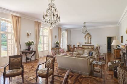 Los amplios ventanales aportan luz natural al lugar