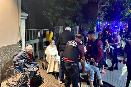 Los ancianos que pudieron ser rescatados de la residencia geriátrica que sufrió un incendio, en Villa Urquiza