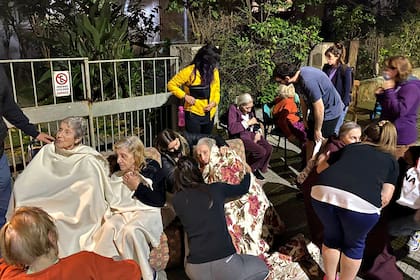 Los ancianos que pudieron ser rescatados de la residencia geriátrica que sufrió un incendio, en Villa Urquiza