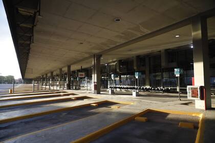 Los andenes de la estación Retiro está desiertos; con Liniers también cerrada la operatoria se trasladó a la terminal Dellepiane