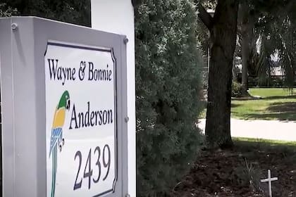 Los Anderson recibieron una demanda por la cruz que colocaron en la entrada de su propiedad en The Village