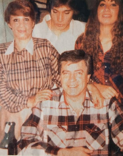 Los Andino en pleno: en el centro, sentado, Ramón; y detrás, de izquierda a derecha, Blanca Colombo, su mujer, con sus dos hijos, Guillermo y Marisa.