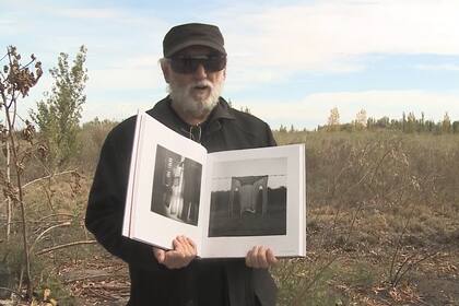 Con el grueso libro que le dedicó a su obra Ediciones Larivière en mano, de la mano de su hijo Oscar Pintor va buscando en film canchitas de fútbol con cerros de fondo, casas derruidas con decorados estrafalarios y alambrados que alguna vez fueron tendederos