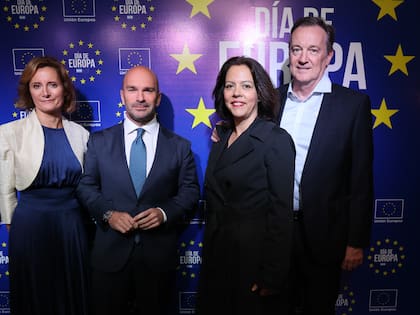 Los anfitriones del Día de Europa junto a Claudia Scherer-Effosse, embajadora de Francia en Argentina y su marido, Jean-Jacques Effose