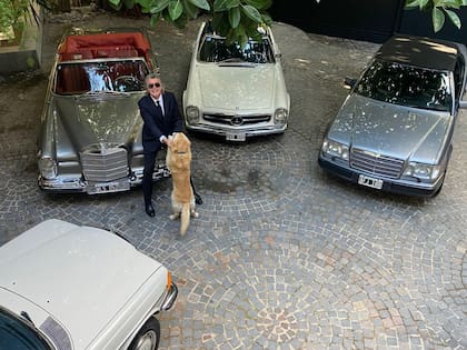 Los anfitriones: Dotto y su perro Crack, un Golden que es su gran compañero, rodeados por cuatro de los autos más valiosos que tiene el empresario. La foto fue tomada en la entrada de la casa.