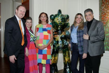 Los anfitriones, Juan Cavalieri y Mariana Folkenand, y la homenajeada, junto al jefe de gobierno porteño, Jorge Macri, y la periodista María Belén Ludueña.