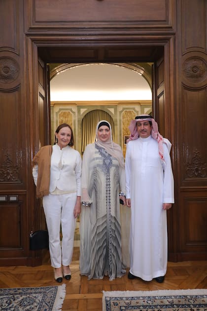Los anfitriones junto a Teresa Anchorena en la presentación "La moda femenina saudí entre el pasado y el presente" 